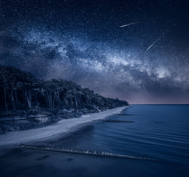 银河灯塔在波罗的海。海滩和明星图片下载