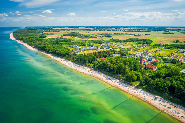 波罗的海拥挤的海滩。波兰波罗的海旅游。图片下载