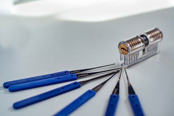 撬棍和锁。一套开锁工具。图片下载