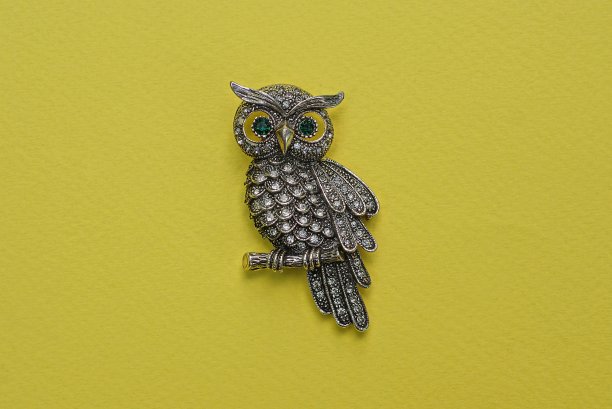 一个由灰色金属猫头鹰制成的发夹徽章图片下载