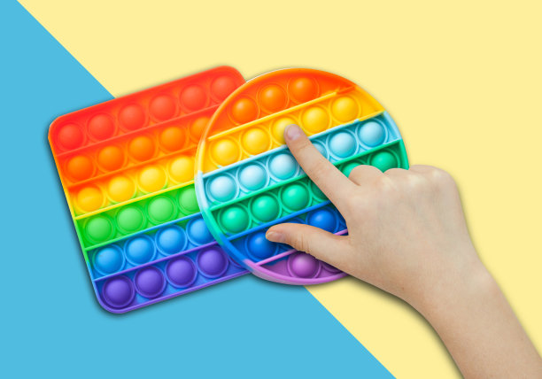 硅胶抗压力玩具在青少年手中。抗应激五颜六色的玩具。新趋势。彩色的抗压力感官玩具烦躁推弹它。图片下载