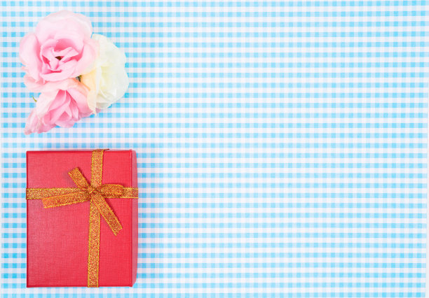礼品盒与红色孤立在格子背景。母亲节或妇女节的节日装饰。图片下载