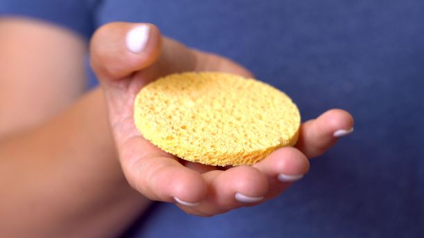 一个女人手里拿着黄色的海绵图片下载
