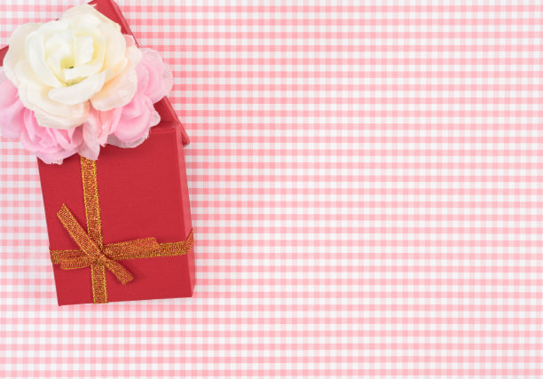 礼品盒与红色孤立在格子背景。母亲节或妇女节的节日装饰。图片下载