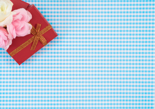 礼品盒与红色孤立在格子背景。母亲节或妇女节的节日装饰。图片下载