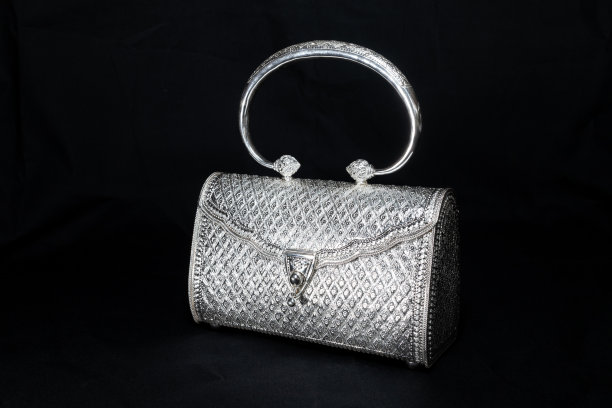 黑色背景上的银色手袋图片下载