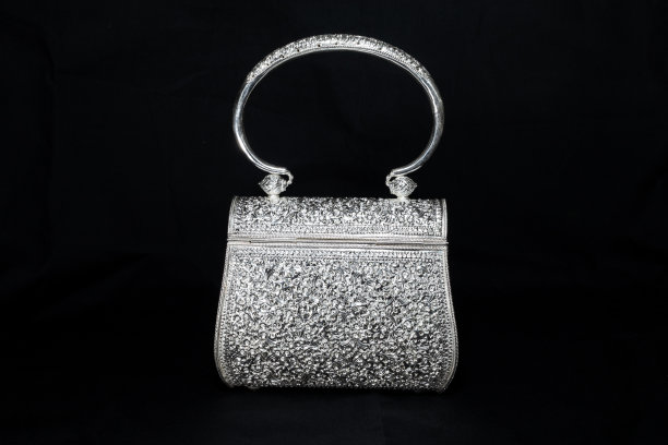黑色背景上的银色手袋图片下载