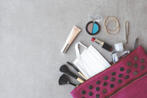 彩妆产品与化妆袋在大理石的背景图片下载