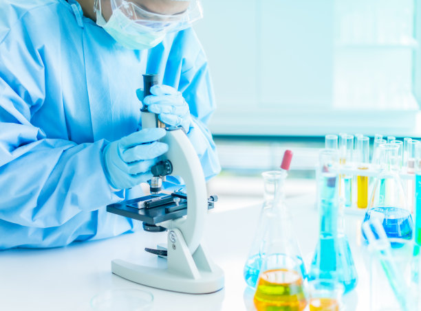 女性科学专家实验室工作的实验室测试研究用显微镜图片下载