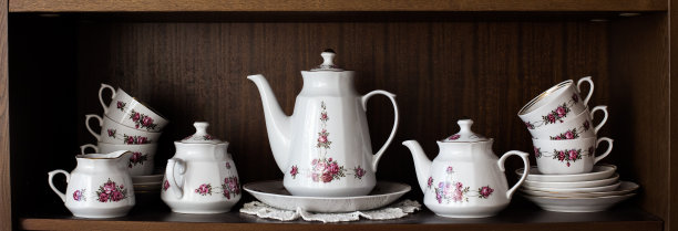 架子上的老式茶具和餐具图片下载