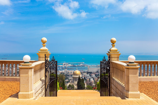 带镀金圆顶的壮丽柱廊图片下载