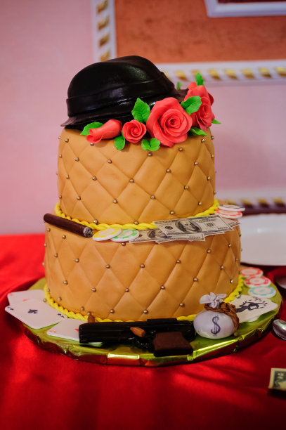 金色蛋糕，糖果条上有玫瑰图片下载