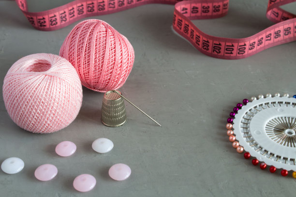 灰色背景上的粉色线和配件图片下载