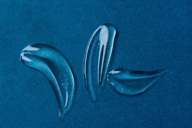 蓝色背景上的透明透明质酸凝胶。图片下载