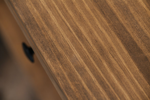 甲板的木桌靠近。休息是模糊的。抽屉把手伸图片下载