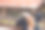 快乐的红发女子身穿黑色冬装，头戴针织帽，在基辅街头摆姿势图片下载