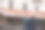迷人的红发女子穿着时髦的服装在基辅街头摆造型图片下载