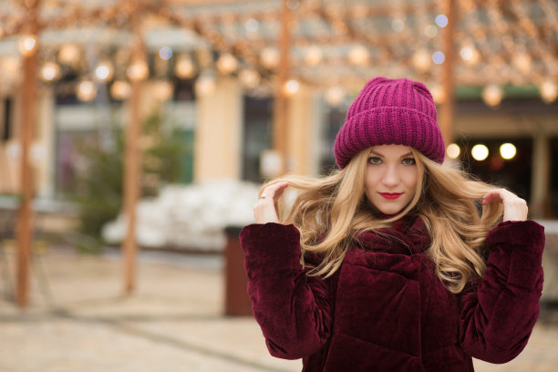 在基辅街头的花环背景上，一个迷人的年轻女子在摆造型图片下载