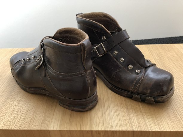 旧的登山鞋图片下载