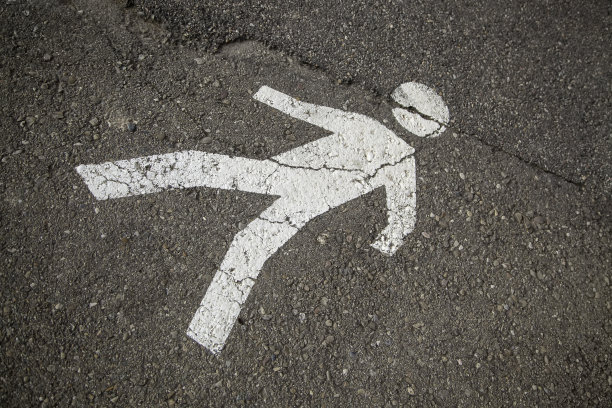 柏油路上的行人信号灯图片下载