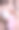 快乐的金发女人，粉红t恤和帽子咬大蛋糕图片下载