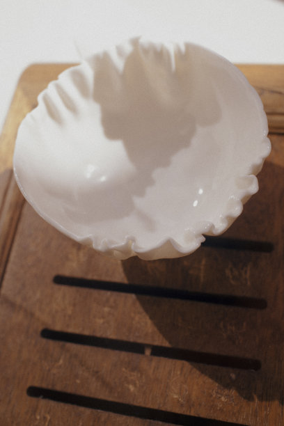 茶几上放着一只漂亮的白瓷茶杯图片下载