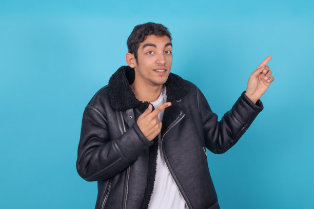 年轻表现型男性模特孤立于色彩背景图片下载