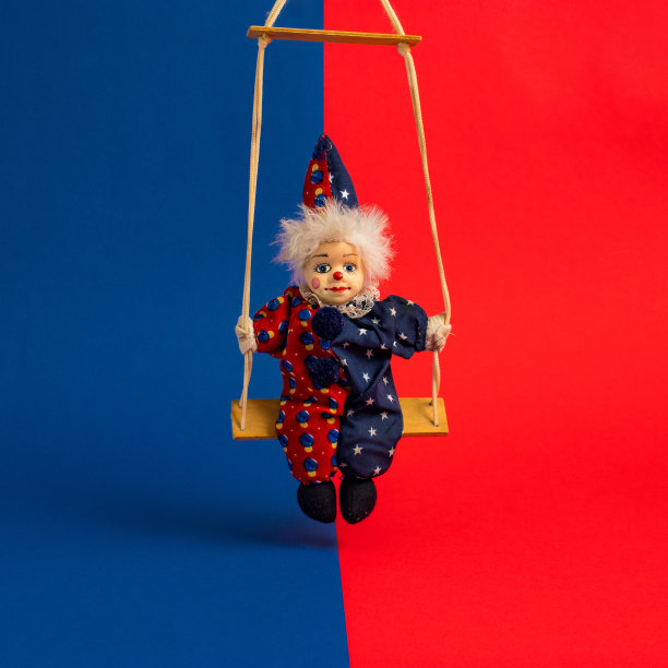 万圣节红蓝小丑荡秋千。简约假日季的概念背景。图片下载