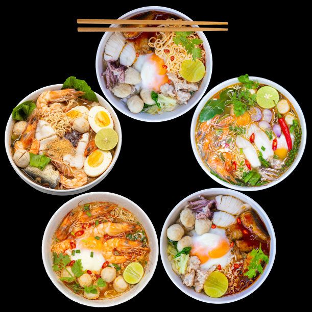 俯视图面条汤在黑色的背景。图片下载