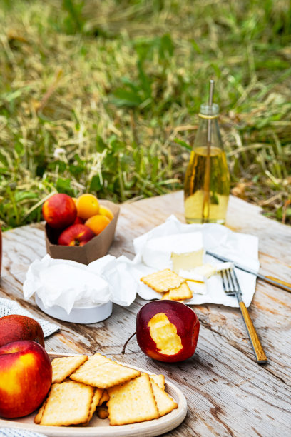 夏季野餐假期。夏季生态野餐设置，各种水果，奶酪和饮料。复制空间，选择焦点。图片下载