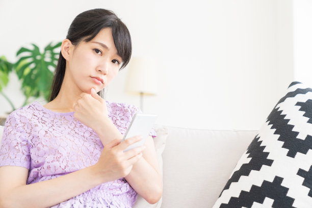 亚洲美女看到智能手机，就会想，图片下载