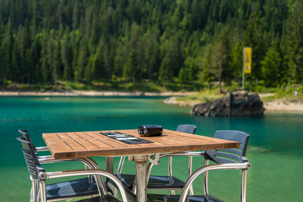 弗利姆斯的考马西瑞士湖上的一张餐桌图片下载
