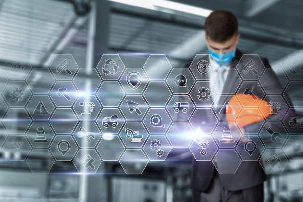 商人在虚拟屏幕上用手机与建筑工地联系。图片下载