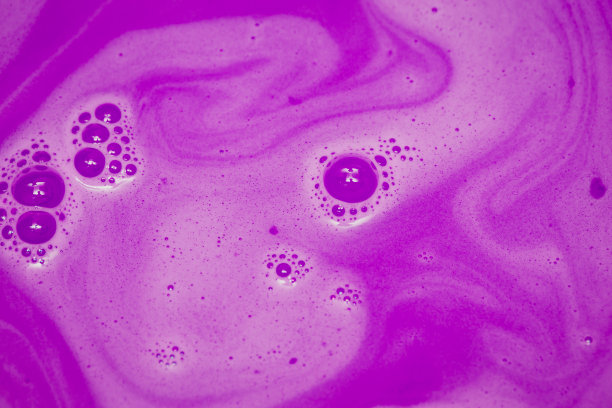 由水、明胶和布丁在厨房锅中混合而成的紫色气泡图片下载