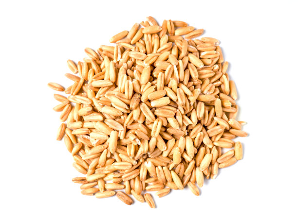 这是一堆孤立在白色背景上的有机燕麦颗粒的特写。图片下载