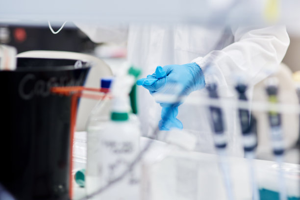 实验室技术人员脱手套的照片图片下载