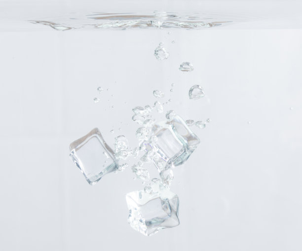 冰块掉进水里图片下载