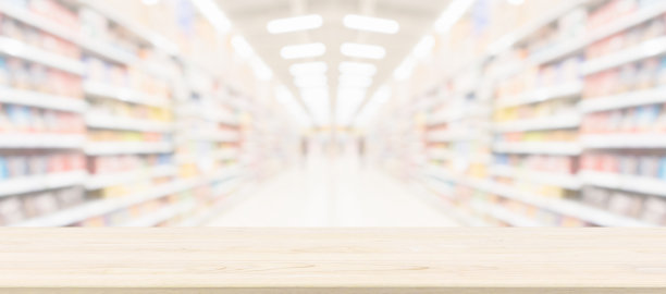 木质桌面与超市杂货店模糊背景与散景灯产品展示图片下载
