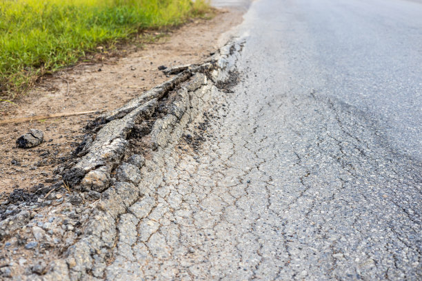 这是泰国农村一条破碎道路的路面特写。图片下载
