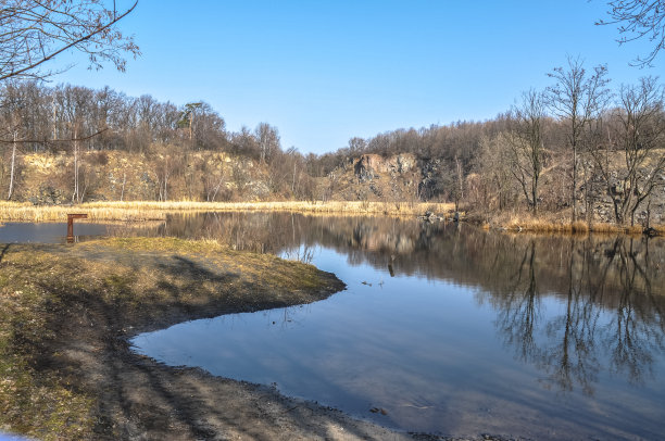 波兰废弃的玄武岩采石场被水淹没图片下载