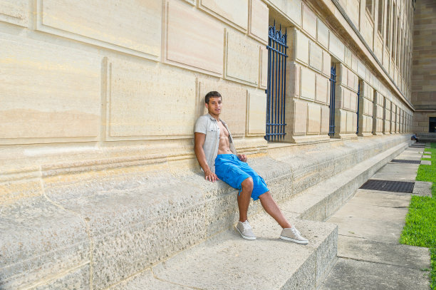 在炎热的夏天，年轻人在户外放松图片下载