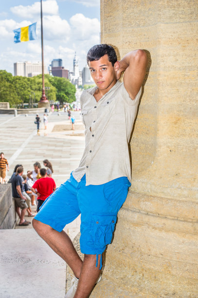 年轻人站在外面图片下载