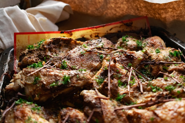 烤鸡，脆脆的棕色外皮，干燥的罗勒枝和新鲜的莳萝，家禽烤盘图片下载