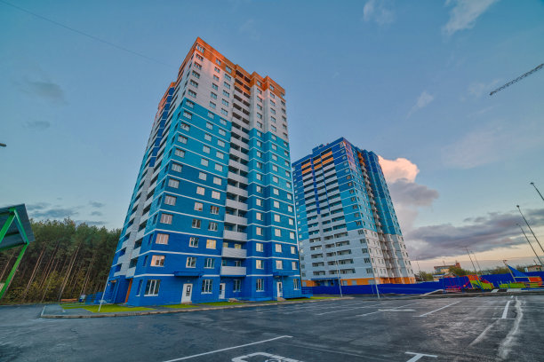 五颜六色的公寓建筑。现代简约建筑。现代和新的公寓大楼。多层现代，新的和时尚的居住大楼的公寓。图片下载