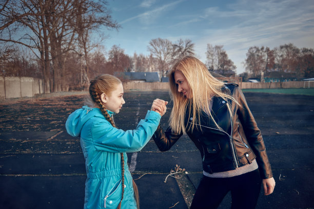 妈妈和女儿手牵着手，对视着，对视着图片下载