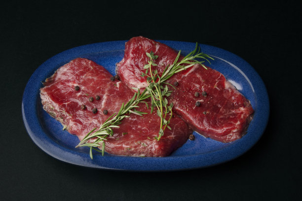 加香料的生牛排图片下载