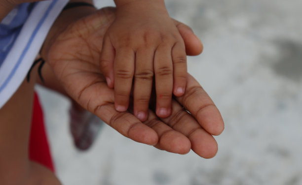 孩子们手牵着手图片下载