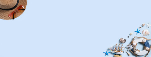 夏季海滩背景设计概念与贝壳，帽子，太阳镜在蓝色背景。图片下载
