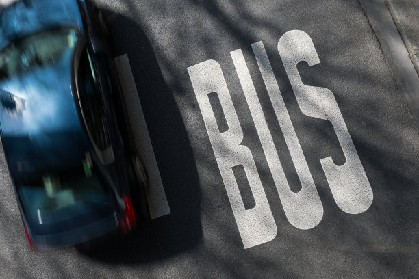 公共汽车车道和汽车在同一条路上图片下载