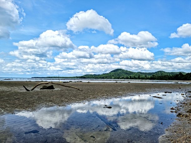 海面上天空的倒影图片下载